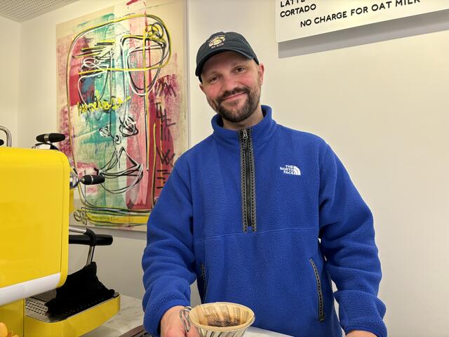 "Ich bin selbst ein sehr glücklicher Mensch, wenn man zu mir vom Café hereinkommt, ja, soll man auch einfach ein Happy sein und ich denke, das kann man einfach mit einer guten Tasse Kaffee sehr gut erreichen", erzählt Pausch. | Foto: Michael Marbacher/ MeinBezirk