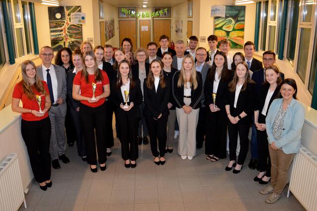 Auf dem großen Gruppenfoto sind alle Mitglieder der sieben Gruppen, mit ihren Betreuungslehrerinnen uhnd KLehrern vertreten, sowie Schulqualitätsmanager Alfred Grünstäudl und die Direktoren Michael Weiss und Martin Bogg. | Foto: BHAK Waidhofen/Thaya