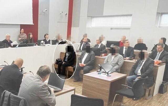 Franziska Klikovits am ersten Prozesstag neben den drei mitangeklagten Unternehmern. | Foto: Gernot Heigl