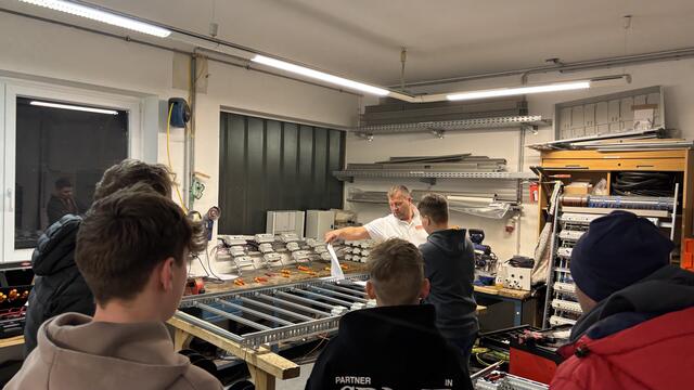 Auch Josef Landschützer und sein "Expert Elektro Landschützer"-Team machten bei der "Langen Nacht der Lehre" mit. Interessierte lauschten den Ausführungen der Profis. | Foto: pjw