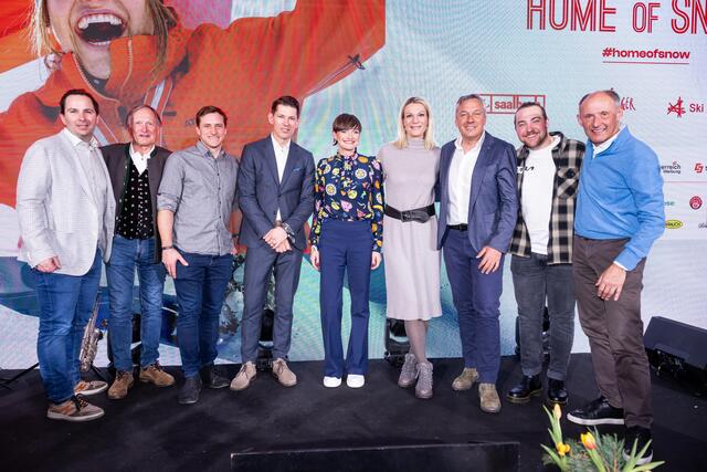 Die Gastgeber Österreich Werbung und SalzburgerLand Tourismus mit den anwesenden Sportlegenden: v.l.: Christian Scherer (Vorsitzender der Geschäftsführung &amp; Generalsekretär des ÖSV), Franz Klammer, Matthias Mayer, Andre Myhrer, Astrid Steharnig Staudinger (Geschäftsführerin der Österreich Werbung), Maria Höfl-Riesch, Fritz Strobl, Valentin Bontus und Leo Bauernberger (Geschäftsführer von SalzburgerLand Tourismus). | Foto: Hetfleisch