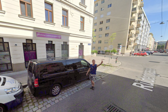 Da hatte wohl ein Wiener keine Lust in der Gasse und zeigte den Mittelfinger Richtung Google. Das Foto sorgt seit einigen Tagen für Lacher im Netz, etwa auf Reddit. Aufgenommen wurde das Bild im Juni 2022. | Foto: Screenshot Google Maps