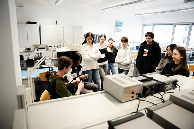 Jugendliche tauchten an den drei Standorten Graz, Bad Gleichenberg und Kapfenberg der FH Joanneum in die Welt der Technik ein. | Foto: FH JOANNEUM / Fabian Hasler