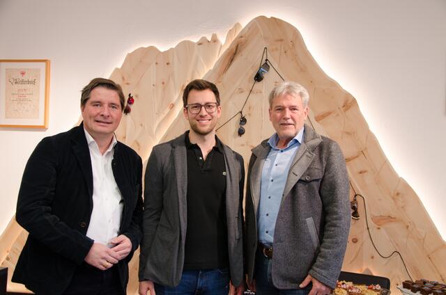 LA Peter Seiwald (links) und Bgm. Helmut Berger (rechts) gratulierten dem Jungunternehmer zur Eröffnung