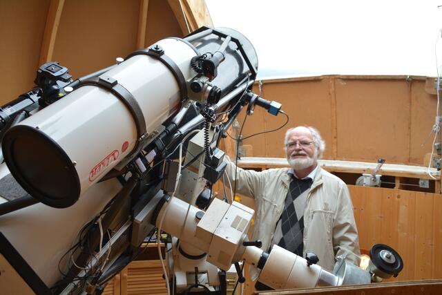 In seiner privaten Sternwarte in Puchenstuben blickt Hobbyastronom Franz Klauser in die Sterne. | Foto: Roland Mayr