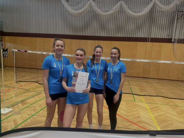 Die vier Spitzensportlerinnen der HLW Wolfsberg holten Silber bei den Landesmeisterschaften im Badminton. | Foto: HLW Wolfsberg
