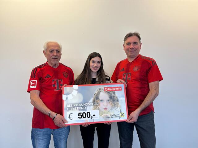 Markus Scherndl (r.) und Franz Riedl überreichten den Christkind-Scheck an Redakteurin Leonie Stiegler. | Foto: Lacher