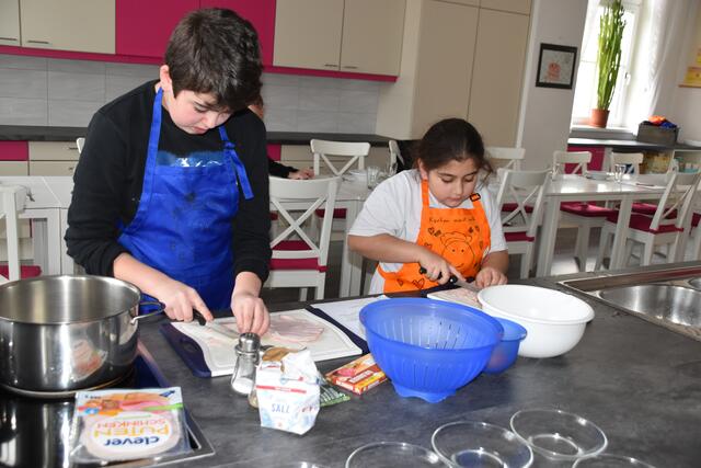 Tortellini alla panna werden vorbereitet. | Foto: Preineder