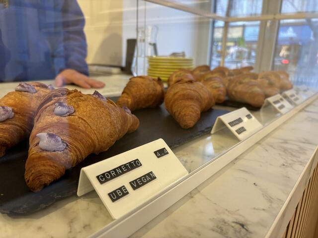 Eines der Cornetti hat Ube-Geschmack. | Foto: Michael Marbacher/ MeinBezirk