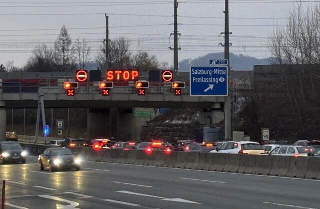 Der Lieferinger Tunnel auf der A1 Westautobahn ist derzeit in Fahrtrichtung Linz für den Verkehr gesperrt. | Foto: Stefan Schubert
