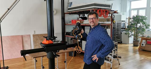 Stefan Mayer ist Fotograf, sein Studio Mayer mit Hut liegt in Margareten. Spezialisiert hat sich der Profi auf Essen. | Foto: Martin Zimmermann
