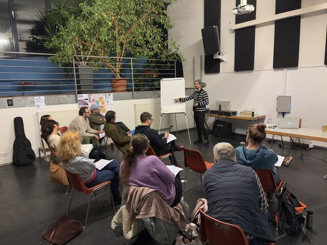 MeinBezirk war zu Gast beim Workshop "Deep Dive Into Modes - Harmonielehre" im Rahmen der Rockhouse Academy und unter der Leitung von Simon Paulus, Singer und Songwriter aus der Stadt Salzburg. Warum klingen manche Akkordfolgen mystisch, orientalisch, schwebend, verträumt, hell oder dunkel? Dieser Frage und anderen wurde in den zwei Stunden nachgegangen. | Foto: Schrofner