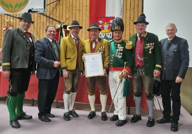 Von links: Bezirkskommandant Flachgau Major Christian Stieger, Bürgermeister Thomas Ließ, Hauptmann Siegfried Burgschwaiger jun., Ehrenhauptmann Siegfried Burgschwaiger sen., Landeskommandant-Stv. Oberstleutnant Albert Planitzer, Landeskommandant Obrist Sepp Braunwieser, Landtagsabgeordneter Dr. Josef Schöchl. | Foto: Josef Schöchl