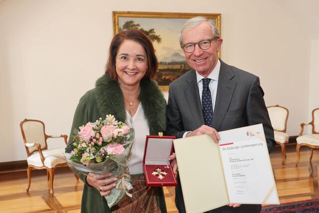 Landeshauptmann Wilfried Haslauer bei der Überreichung des Ehrenzeichens des Landes Salzburg an Bezirkshauptfrau Michaela Rohrmoser (Tamsweg). | Foto:  Land Salzburg / Franz Neumayr 