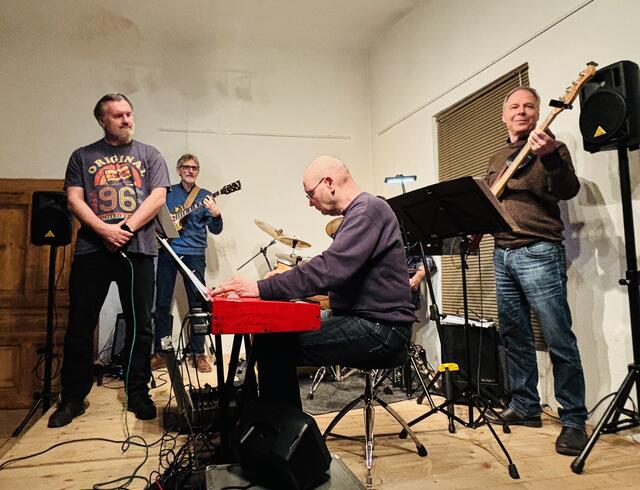 Oldplay am Werk: Stefan Terdy (Gesang), Gerhard Jeitler (Gitarre), Andreas Pawlicki (Keyboard) und Christoph Deissl (Bass). | Foto: Dagmar Tutschek