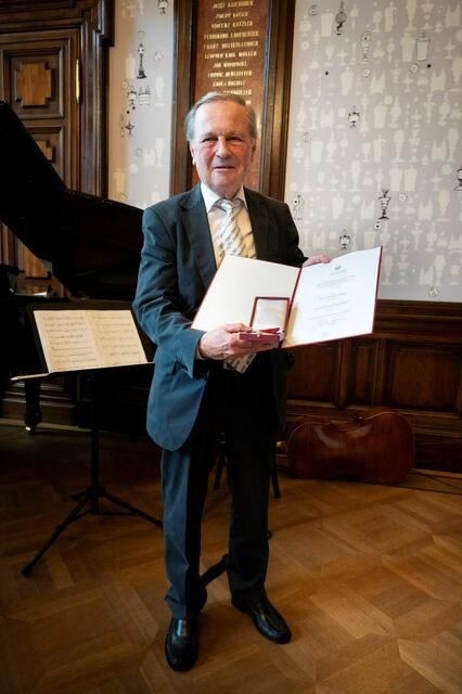  Bundespräsident Alexander Van der Bellen Habl dann das „Österreichische Ehrenkreuz für Wissenschaft und Kunst“ verliehen. | Foto: Foto: Habl