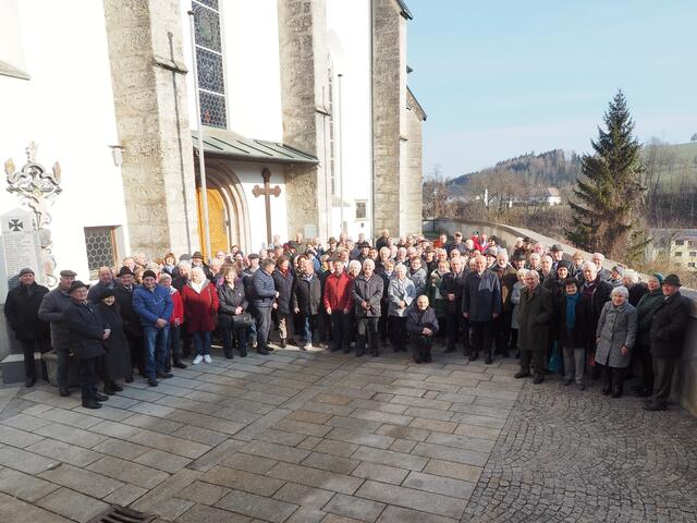 Zum traditionellen Gedenkgottesdienst für die verstorbenen Altbauern trafen sich 140 Mitglieder aus dem ganzen Bezirk in Steinbach an der Steyr. | Foto: Erich Braunreiter