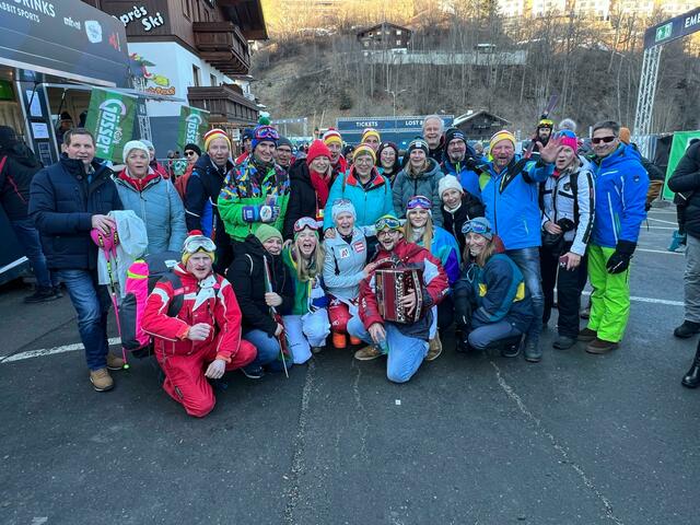 Die Familie und Fans feierten mit Kathi Truppe (4. v. l.) ihr Teambronze.  | Foto: 'Truppe(KK