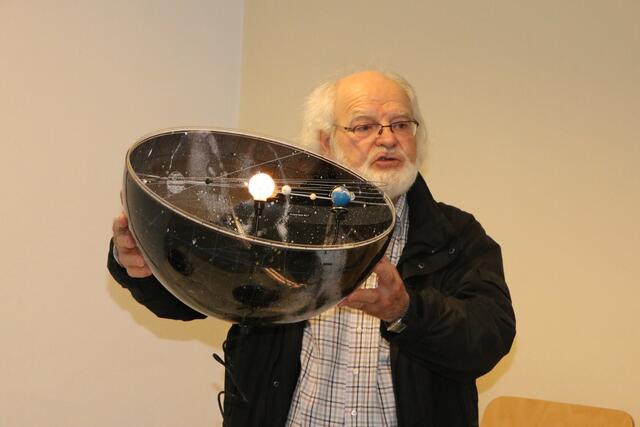 Anhand anschaulicher Experimente bringt Hobbyastronom Franz Klauser aus Puchenstuben interessierten Personen unser Universum näher.