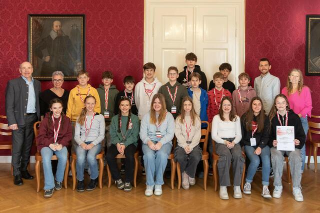Die Mittelschule Neukirchen an der Vöckla nahm am Workshopformat „Werkstatt für Demokratie in Oberösterreich“ teil. | Foto: Charlotte Guggenberger