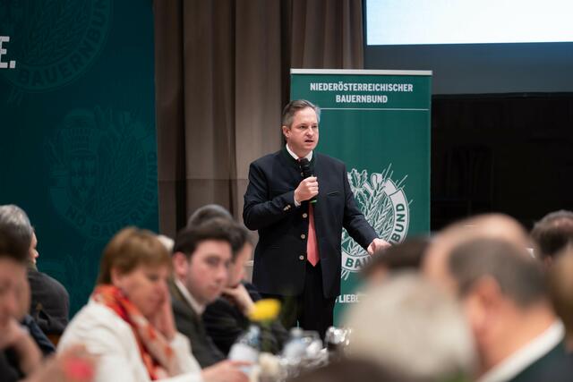 LK-Präsident Schmuckenschlager stellte Arbeitsprogramm und Mostviertel-Teams vor. | Foto: Anna Schuecker/NÖ Bauernbund