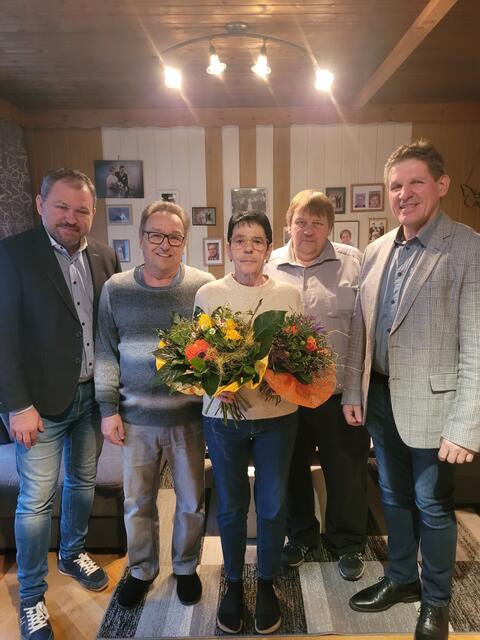 Die Jubilare Alfred und Ingeborg Pulz mit den Gemeindevertretern Bürgermeister Peter Schaludek und den geschäftsführenden Gemeinderäten Günter Kadlec und Gerhard Schindler.  | Foto: Gemeinde