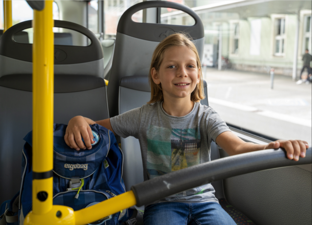 Eine rasche Lösung für Kinder und Eltern in Tschinowitsch sichert jetzt, dass die Kinder weiterhin mit dem Bus in die Schule gebracht werden können. | Foto: Augstein Medien