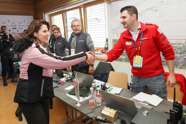 Die Bundesministerin Karoline Edtstadler beim Besuch des Einsatzstabes der Ski-Weltmeisterschaft in Saalbach-Hinterglemm. | Foto: Land Salzburg / Franz Neumayr