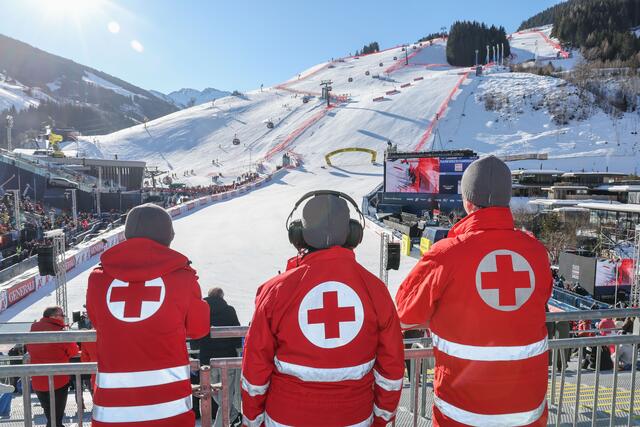 Alpine Skiweltmeisterschaft, Saalbach2025, Ski-WM2025 in Saalbach-Hinterglemm. Abfahrt der Damen, Damenabfahrt. Im Bild: Mitarbeiter des Roten Kreuzes im Zielgelände  | Foto: Land Salzburg / Franz Neumayr, 8.2.2025