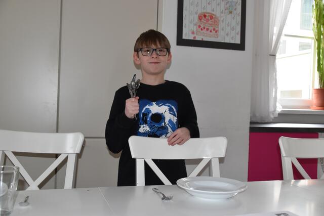 Der Tisch wird liebevoll gedeckt. | Foto: Preineder