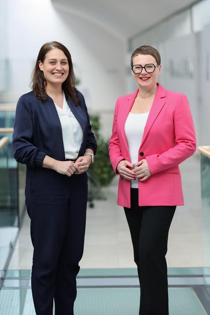 Vizebürgermeisterin Tina Blöchl (SPÖ) und Stadträtin Eva Schobesberger (Grüne) unterstützen das Projekt von migrare. | Foto: Stadt Linz