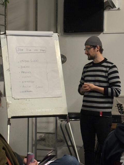 Um diese sechs Modes ging es: Ionisch (= Dur), Dorisch, Phrygisch, Lydisch, Mixolydisch und Äolisch (= Moll). | Foto: Schrofner