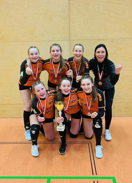 Die stolzen U16 Landesmeisterinnen mit Trainerin Tanja Koblmüller.  | Foto: Union Arnreit