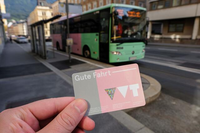 Die Preise für Öffi-Tickets des VVT und der IVB werden am 1. April 2025 um durchschnittlich fünf Prozent angehoben. Für das KlimaTicket Tirol bedeutet das eine monatliche Mehrzahlung von 2,35 Euro. | Foto: Reisinger