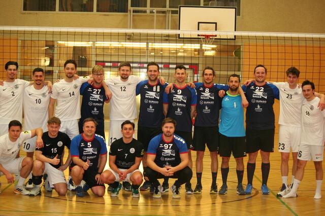 Die Feldbacher – in den weißen Dressen – mit den Gegnern der SG Summerbeach.  | Foto: Hot Volleys