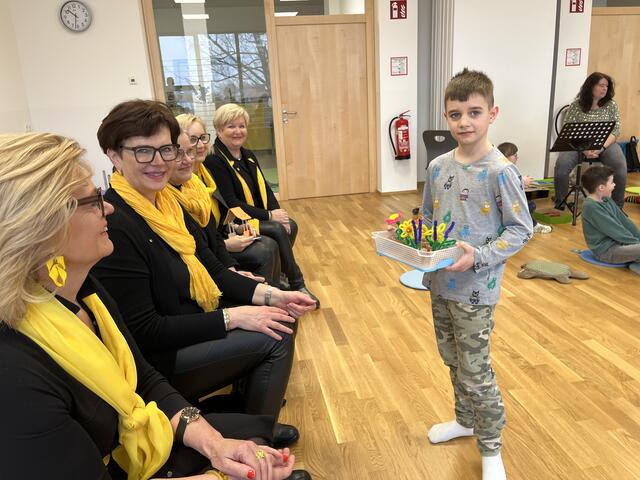 Manuela Meyer, Präsidentin des Lions Club Mostviertel, überreichte Direktorin Karin Knogler eine Spende in der Höhe von 1.000 Euro.  | Foto: Brückenschule