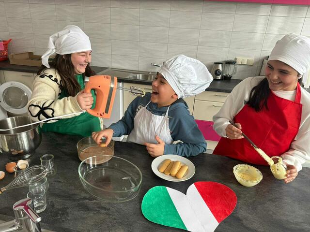 Melis Bulanik, Can Onmaz und Zara Bulut kochen fleißig. | Foto: NMS Hirtenberg