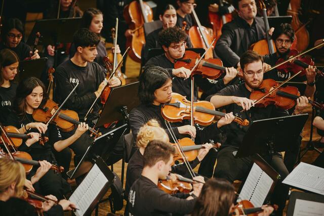 Anlässlich des 200-jährigen Geburtstags von Johann Strauss hatten die Kinder des Vereins "Superar" eine besondere Idee.  | Foto: Wolf-Dieter Grabner