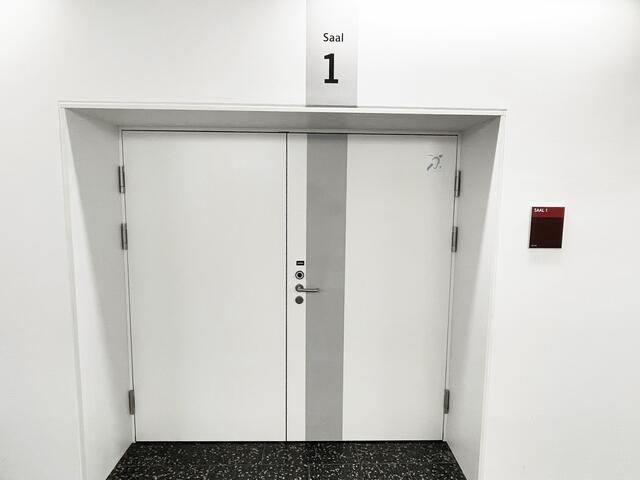 Nach Beratung des Schöffensenats wurde das Urteil im Saal 1 verkündet. | Foto: Gernot Heigl