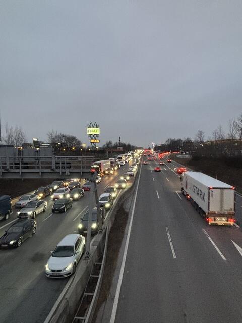 Es kommt zu Wartezeiten vor dem Tunnel. | Foto: Stefan Schubert
