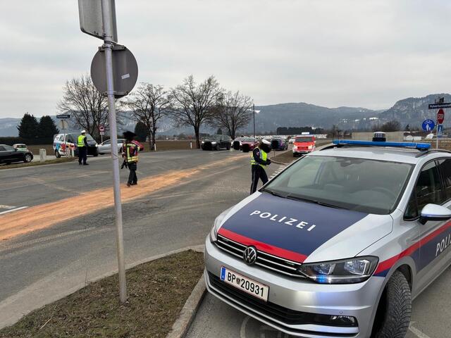 Zahlreiche Einsatzkräfte sind vor Ort und regeln den Verkehr. | Foto: MeinBezirk.at