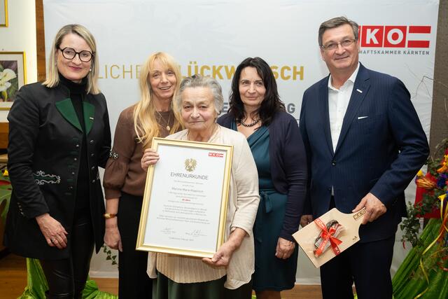 Martina Maria Koppitsch wurde mit ihren Töchtern für 60 Jahre Gasthof Eden ausgezeichnet.  | Foto: Alexander Wieselthaler