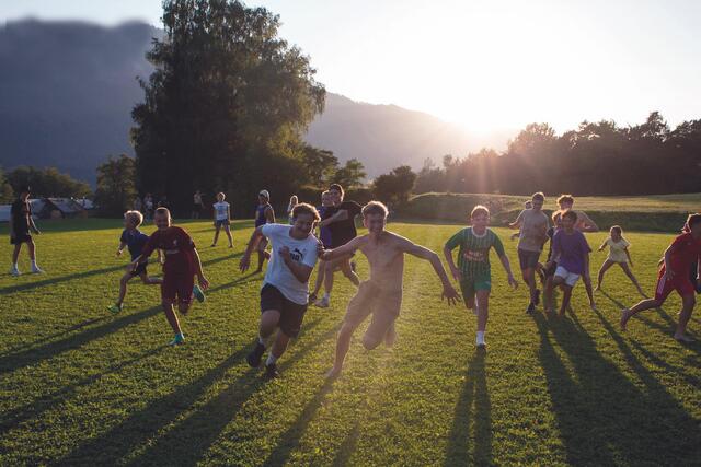 Ferienspaß bis zum Sonnenuntergang: Die Camps am Wolfgangsee bieten ein abwechslungsreiches Programm. | Foto: Ferienhort