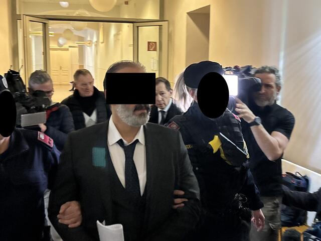 Der Angeklagte wird in den Gerichtssaal geführt. | Foto: Zezula
