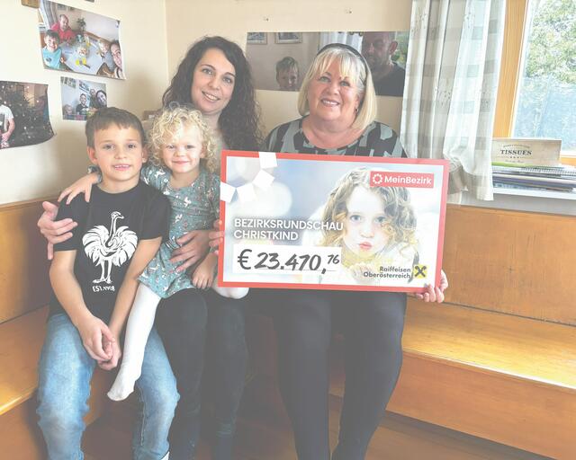 MeinBezirk Steyr &amp; Steyr-Land Bezirksstellenleiterin Diana Postl (re.) übergab den zweiten Spendenscheck an Regina Nagl.  | Foto: kai