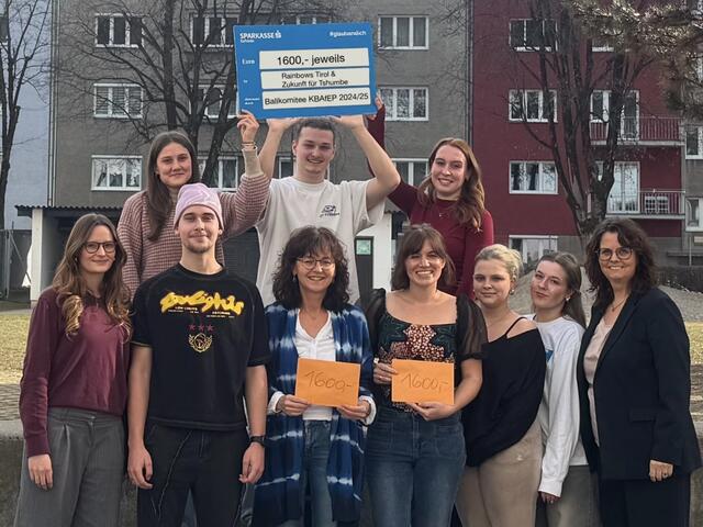 7 Schülerinnen und Schüler mit in der Mitte links die Vertreterin von Rainbows Barbara Baumgartner und Mitte rechts Manuela Erber-Telemaque – ganz rechts Dir. Regina Rüscher-Christler | Foto: Kath. Bildungsanstalt für Elementarpädagogik