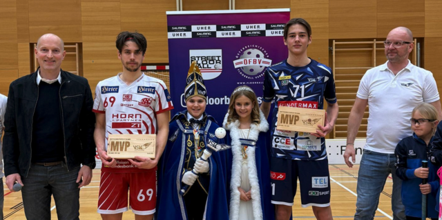 Spielerehrung im Beisein vom Prinzenpaar des Villacher Kinder-Faschings: Rainer (VSV-Obmann), Münch (KAC), Nico Rainer (Prinz), Sukey Welisch (Prinzessin), Widnig (VSV) und Freunschlag (VSV) – von links | Foto: Privat