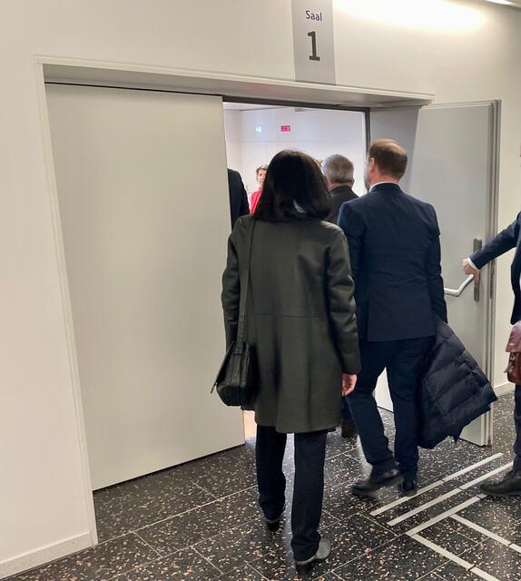 Ex-Vorständin Franziska Klikovits auf dem Weg zum Urteil in den Saal 1. | Foto: Gernot Heigl