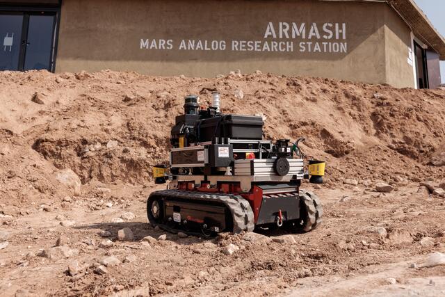 Vollgepackt mit heimischer Technologie und Erfinderreichtum: Die FH-Wels lieferte einen Testroboter für eine simulierte Marsmission in Armenien. | Foto: OeWF/vog.photo