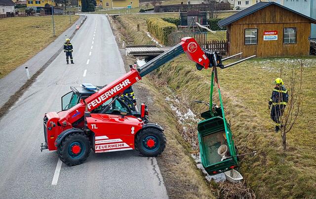 Der Teleskoplader der FF Mooskirchen barg das E-Lastendreirad aus dem Graben. | Foto: FF Mooskirchen